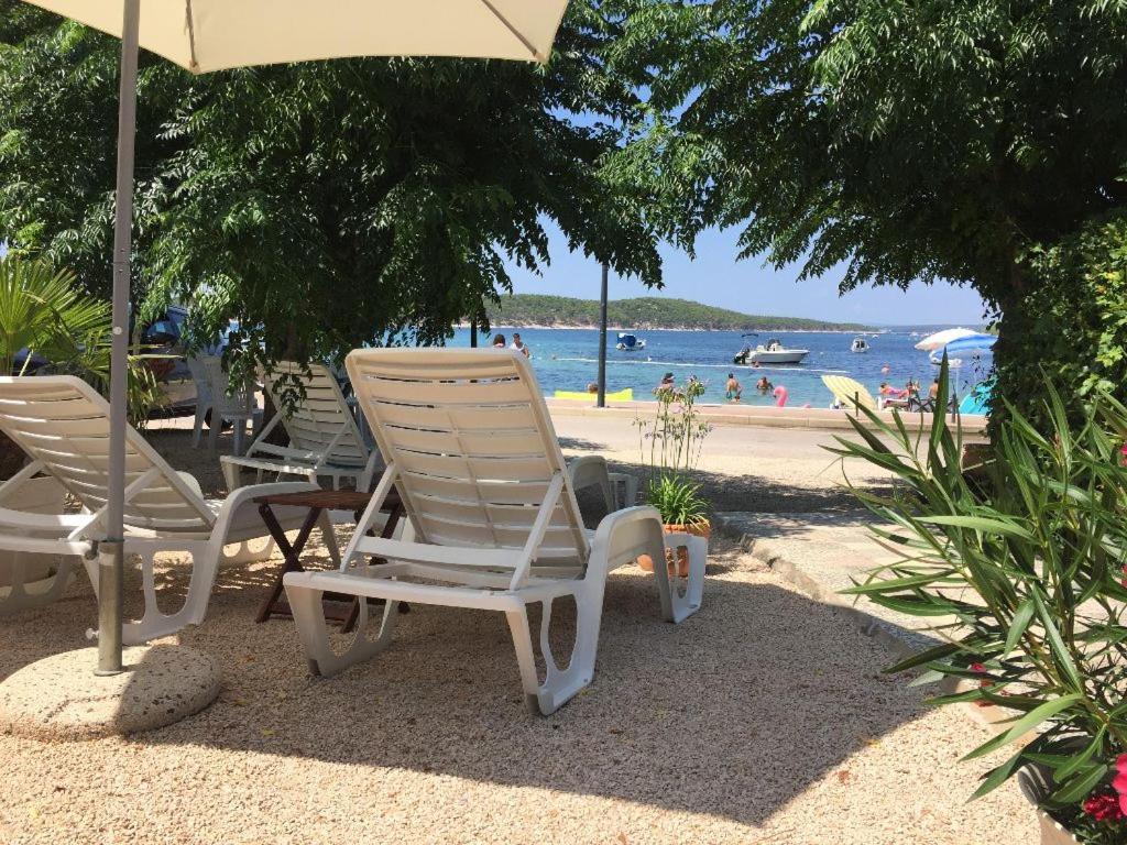 Apartments And Rooms Villa Luci Barbat na Rabu Εξωτερικό φωτογραφία