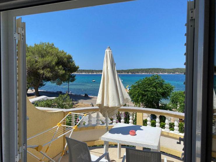 Apartments And Rooms Villa Luci Barbat na Rabu Εξωτερικό φωτογραφία