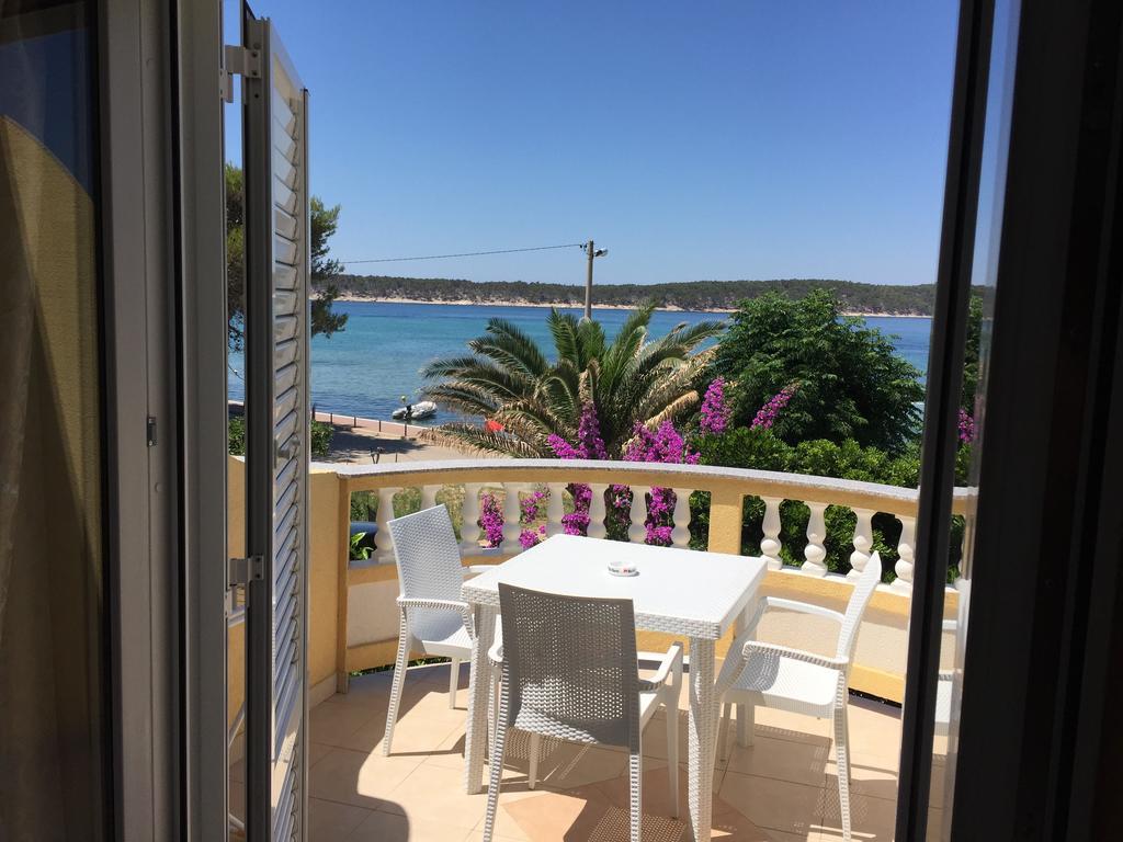 Apartments And Rooms Villa Luci Barbat na Rabu Εξωτερικό φωτογραφία