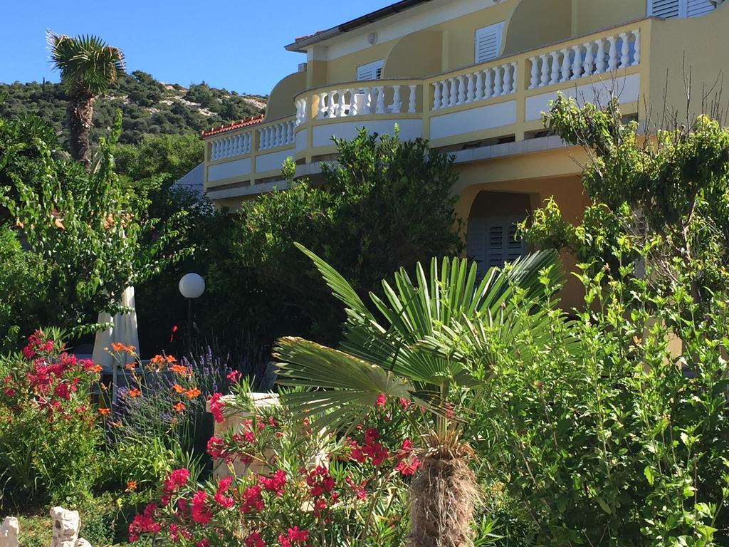 Apartments And Rooms Villa Luci Barbat na Rabu Εξωτερικό φωτογραφία